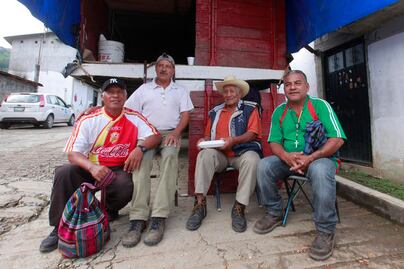 Un viejo Ford rojo que ayuda a los peregrinos en su viaje