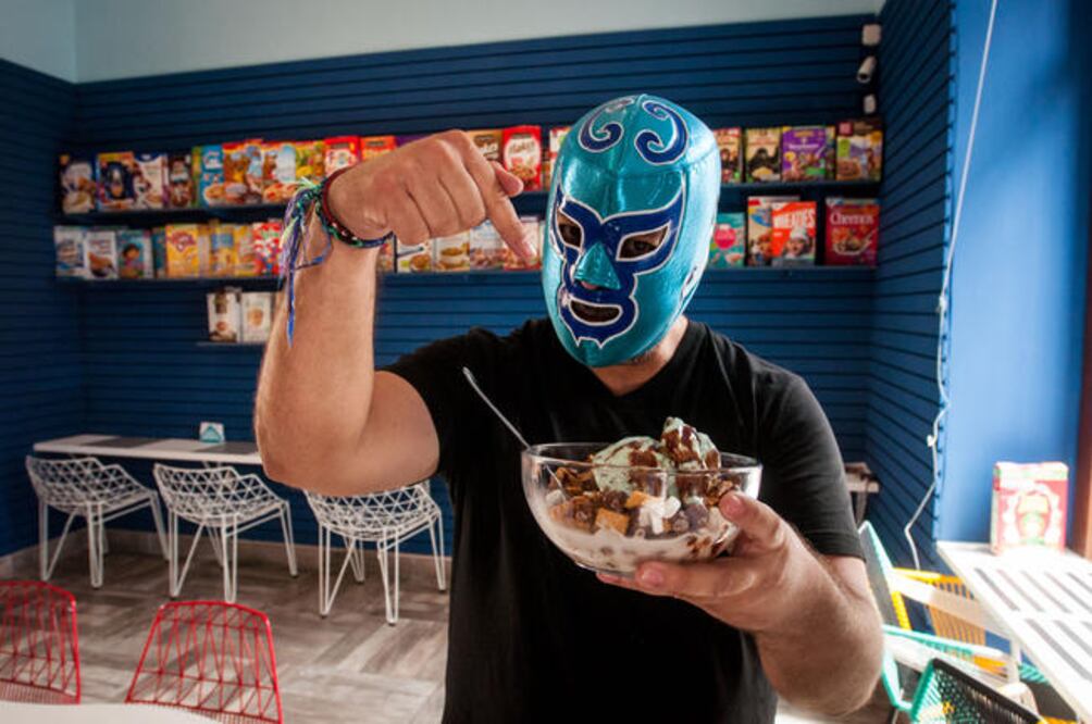 Familias completas, jóvenes y adultos arriban al “bar de cereales” para vivir la experiencia de ver cómo un luchador les sirve su combinación favorita . (FOTOS: RICARDO LUGO. EL UNIVERSAL)