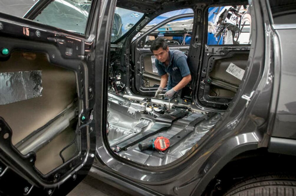 El incremento de inseguridad obliga a usuarios de automóviles a realizarles un blindaje para tener más protección (fotos: RICARDO LUGO)