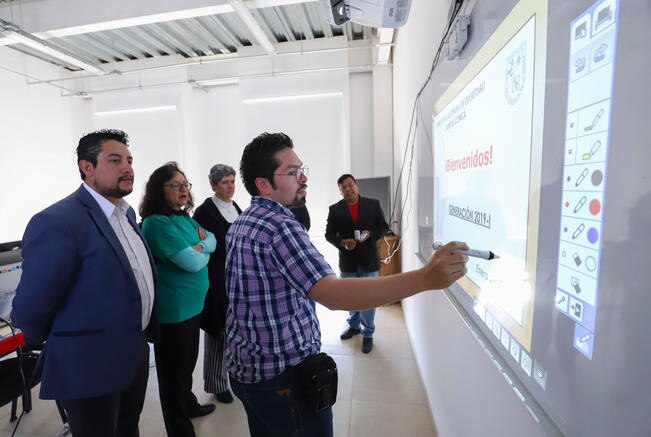 UAQ instala un aula inteligente