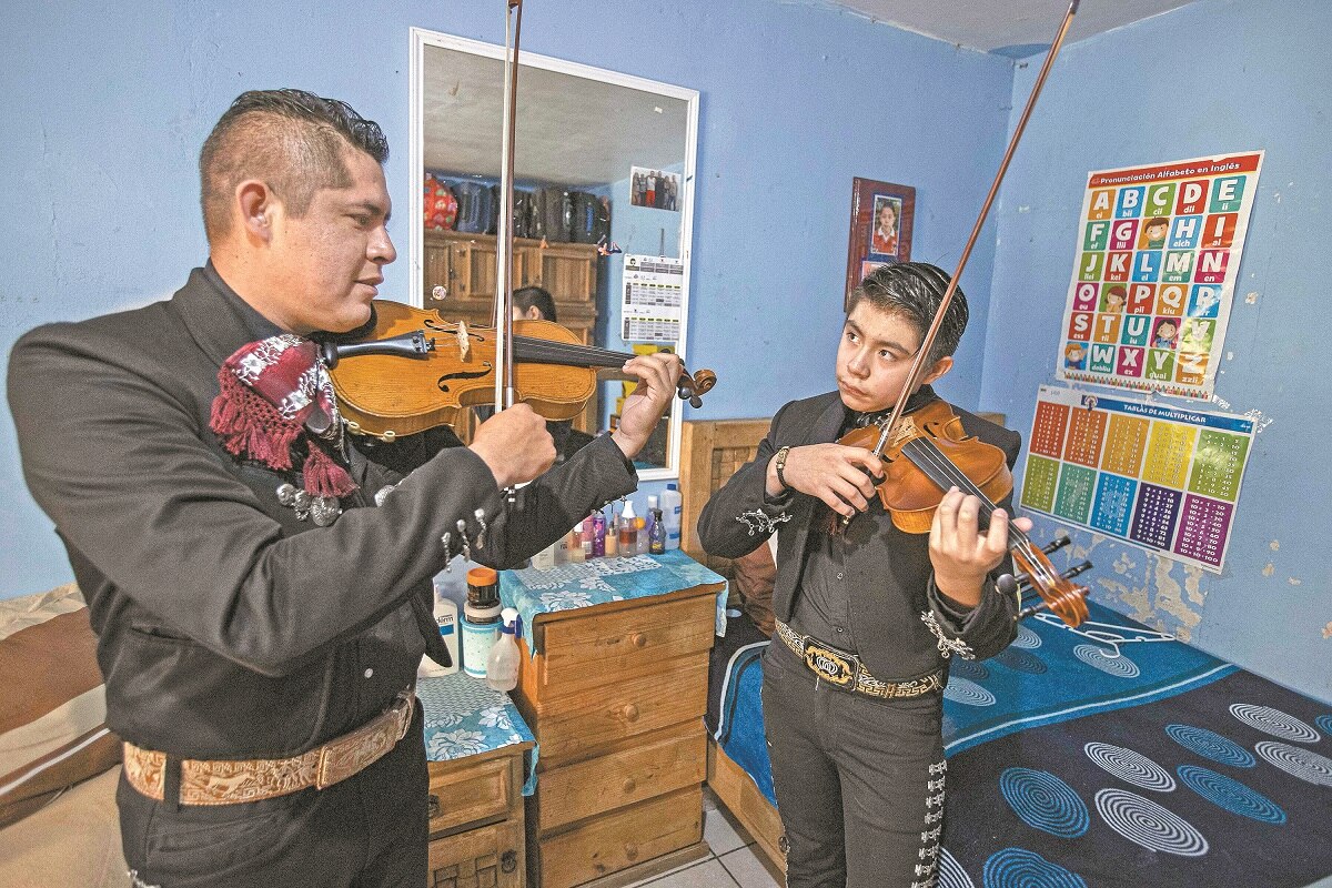 Policía de día y mariachi de noche