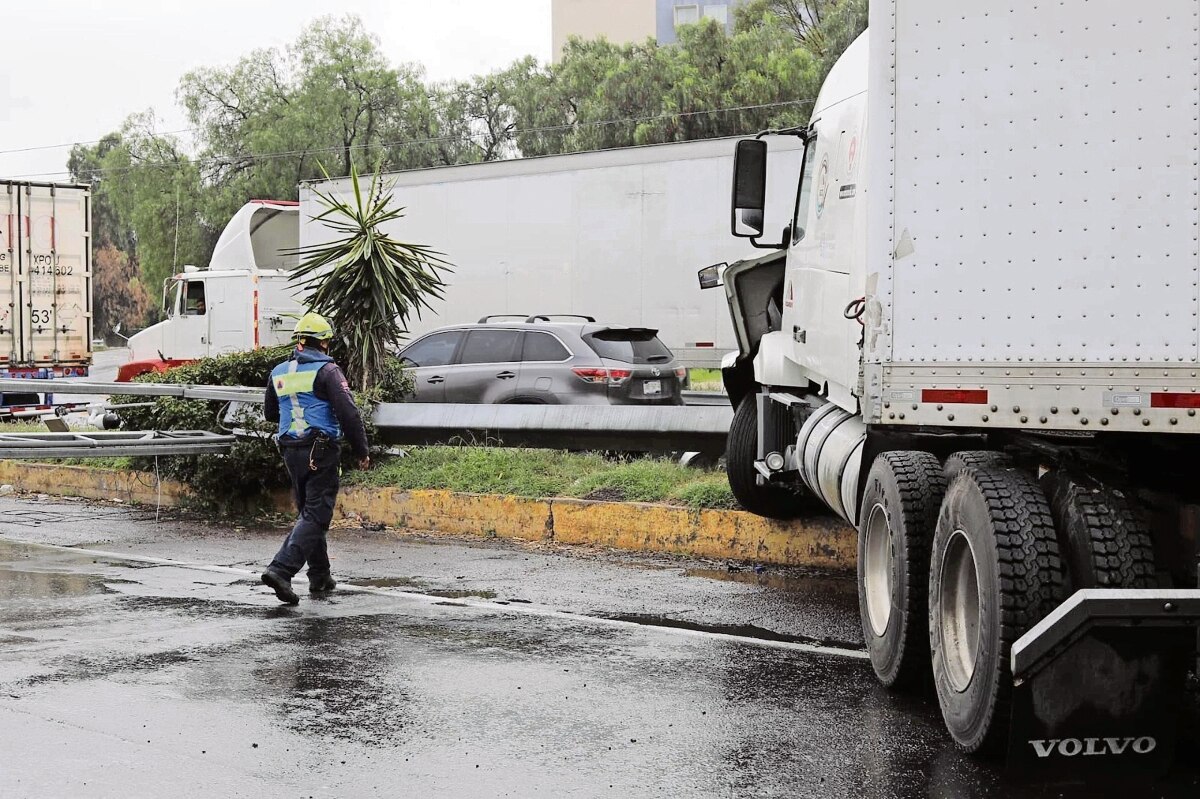 Pierde tráiler control por  carretera mojada