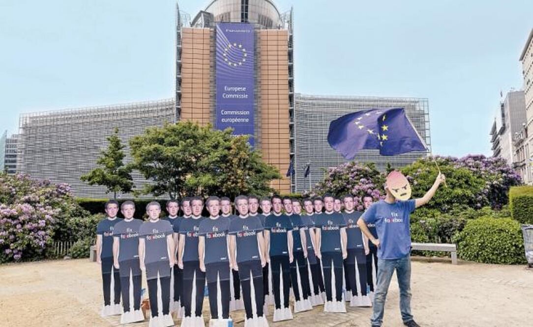 Protesta. Manifestantes se reunieron frente a la sede de la Comisión Europea para expresar su rechazo a Mark Zuckerberg, fundador de Facebook. (XINHUA)