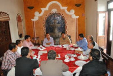 Se reúnen empresarios con Fabián Pineda