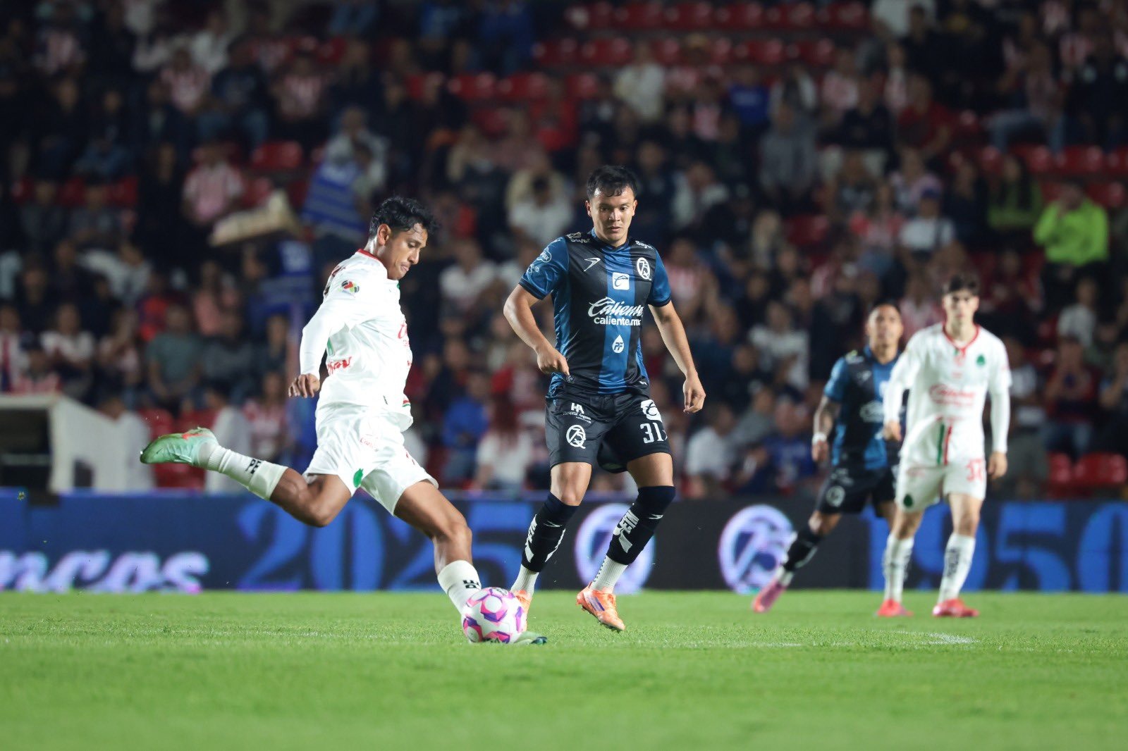 Gallos derrota a Las Chivas en el estadio Corregidora