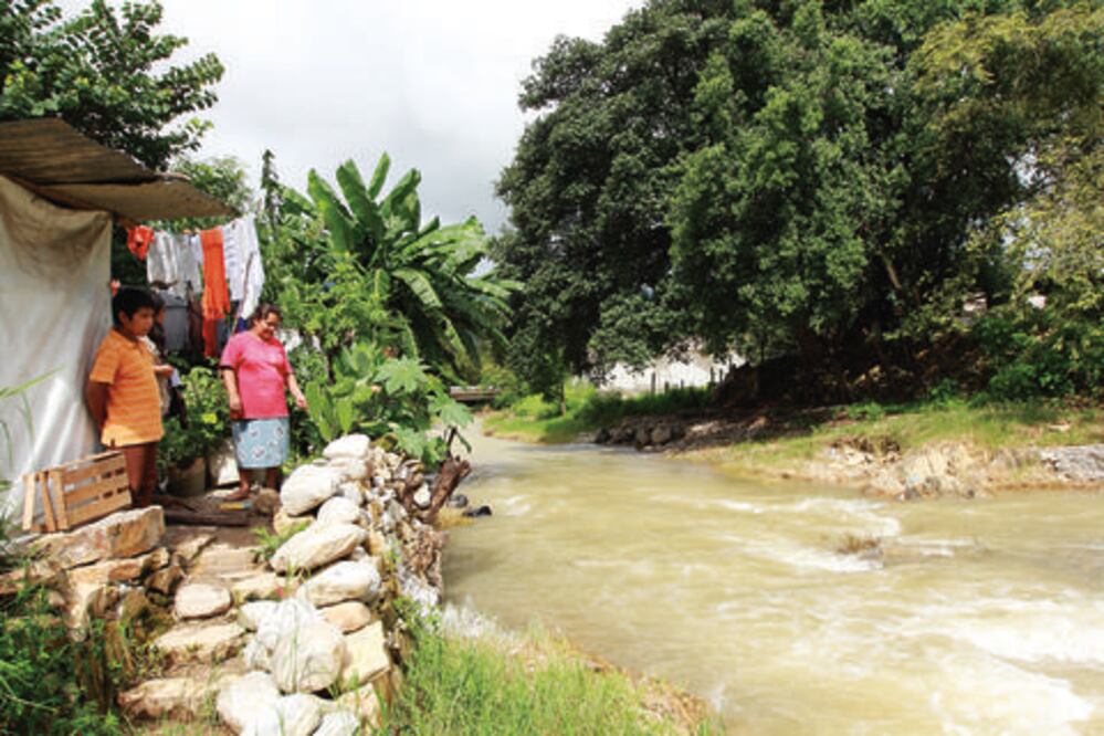 Manantial deja 120 intoxicados