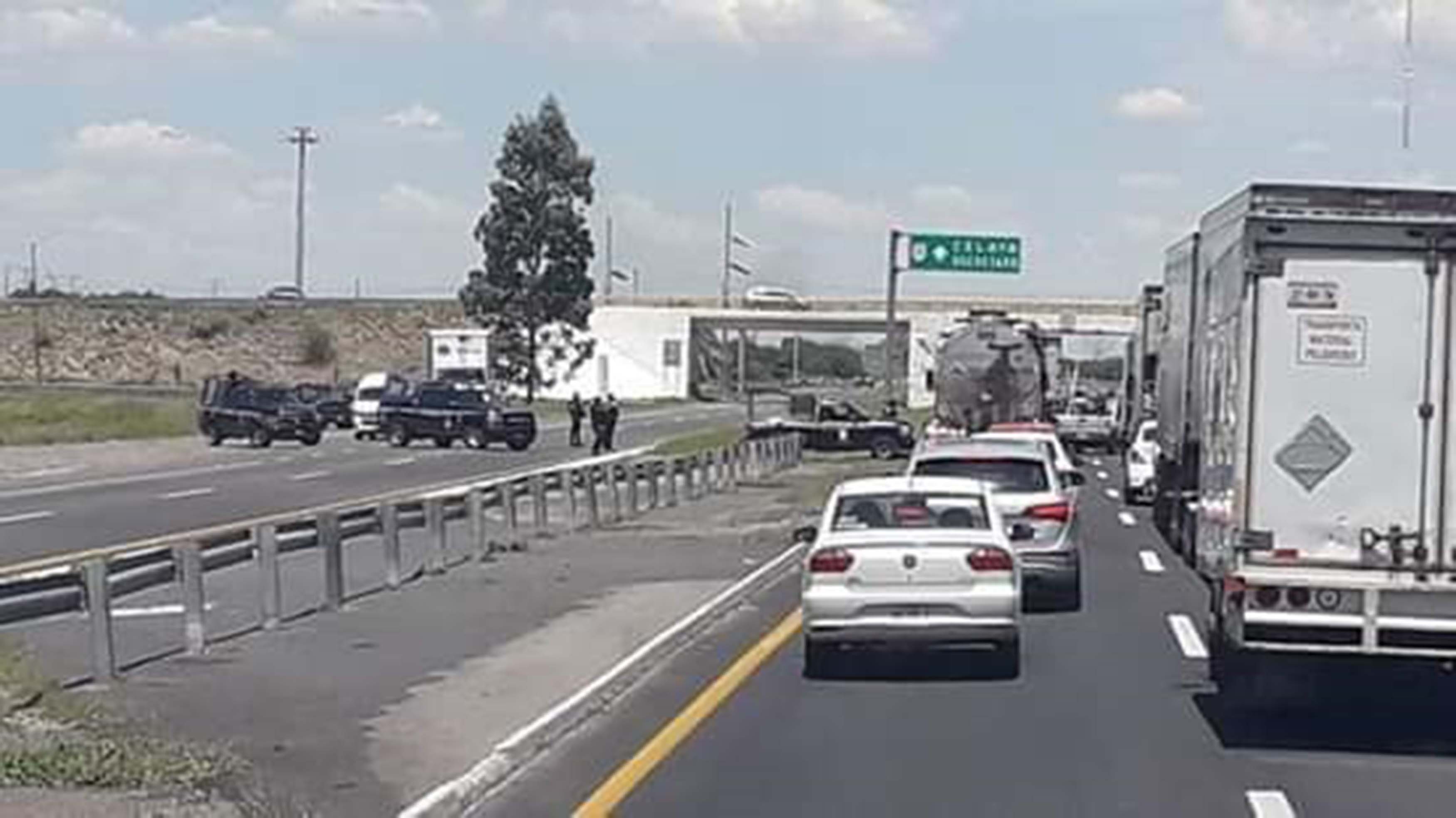 Bloquean autopista por muerte de hombre