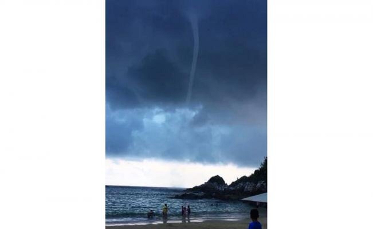 Tromba marina asusta a bañistas en playa "Arrocito", Oaxaca