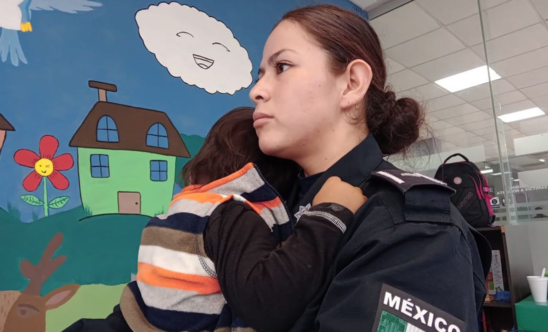 VIDEO: Policías hallan a niño deambulando solo por calles de Nuevo León; sus padres andaban en una fiesta