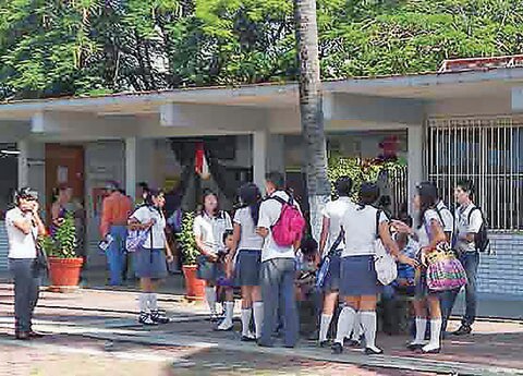 Laboran sin salario cuatro docentes de CBTIS en SJR