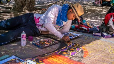 El magnífico y efímero arte de pintar en el suelo