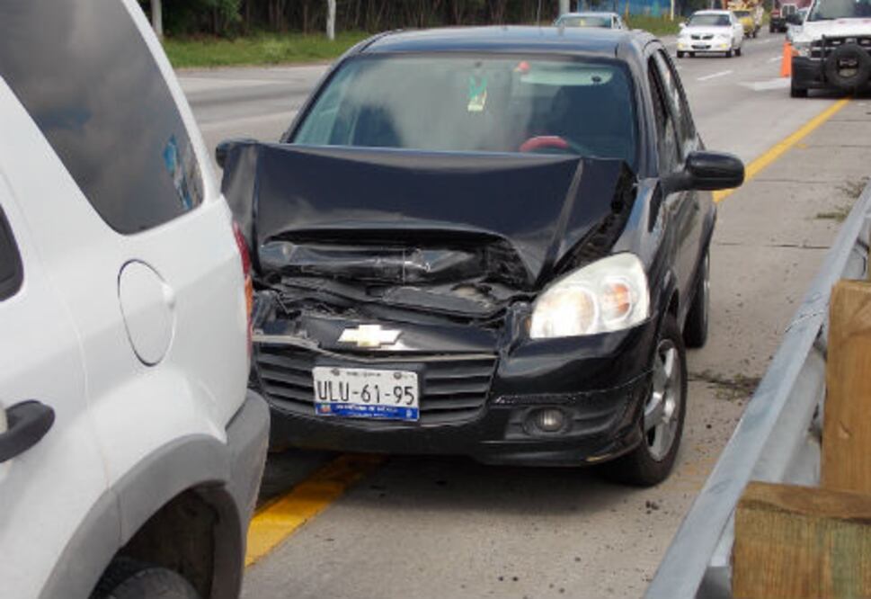 Colisionan dos autos en la 57