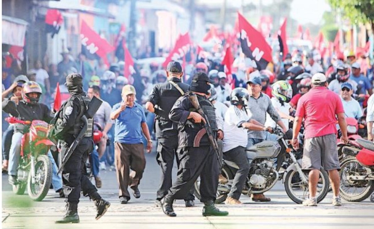 Policías y simpatizanes del gubernamental Frente Sandinista obstaculizan la marcha de opositores al gobierno en Masaya, Nicaragua. (RODRIGO SURA. EFE)