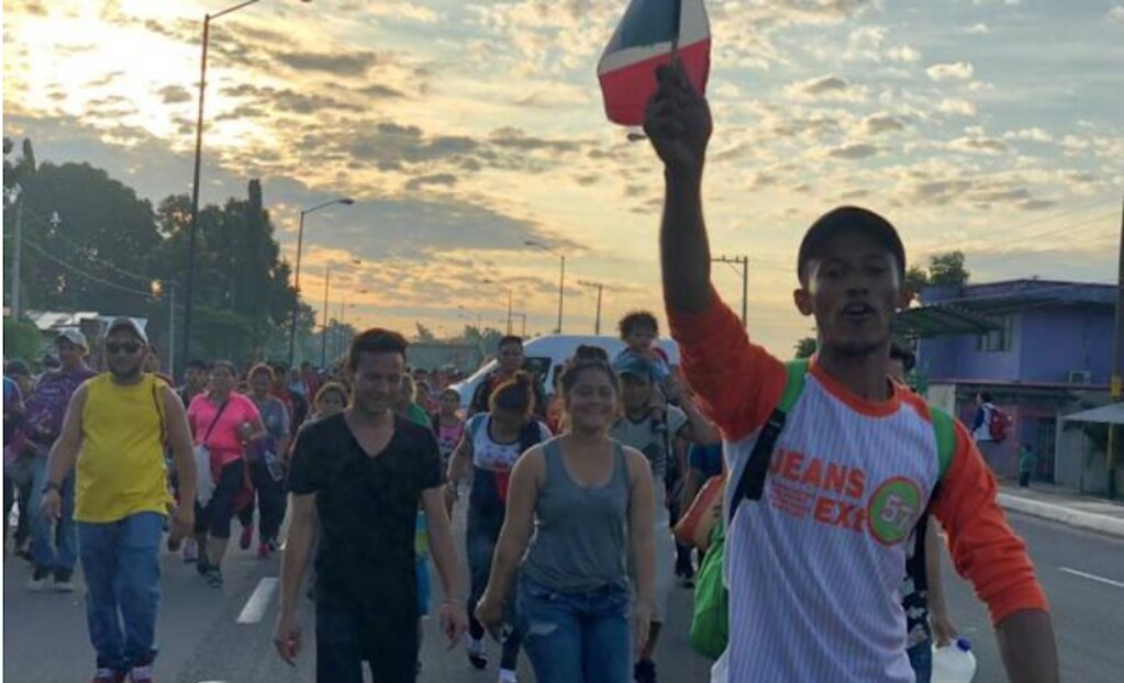 Hondureños avanzan hacia Tapachula; PF instala retén