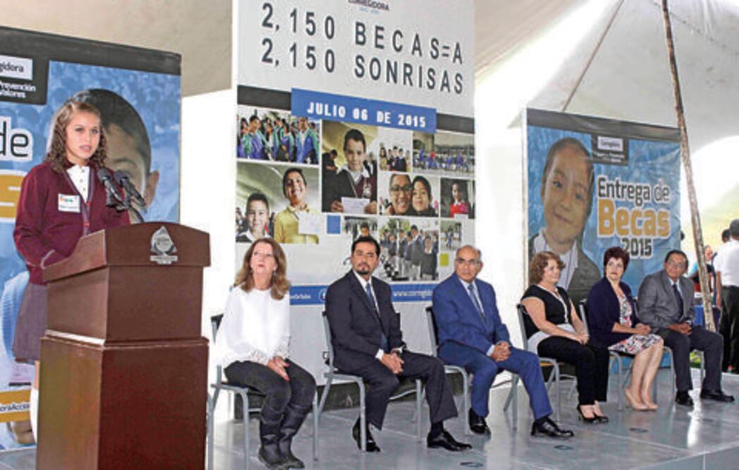 Entregan más de 2 mil becas en Corregidora