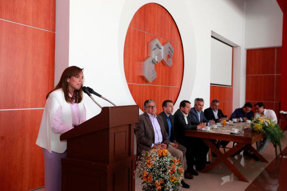 El tradicional desayuno por el Día de la Cruz se realizó en las instalaciones del Colegio de Arquitectos del estado. Foto: CESAR GÓMEZ. EL UNIVERSAL