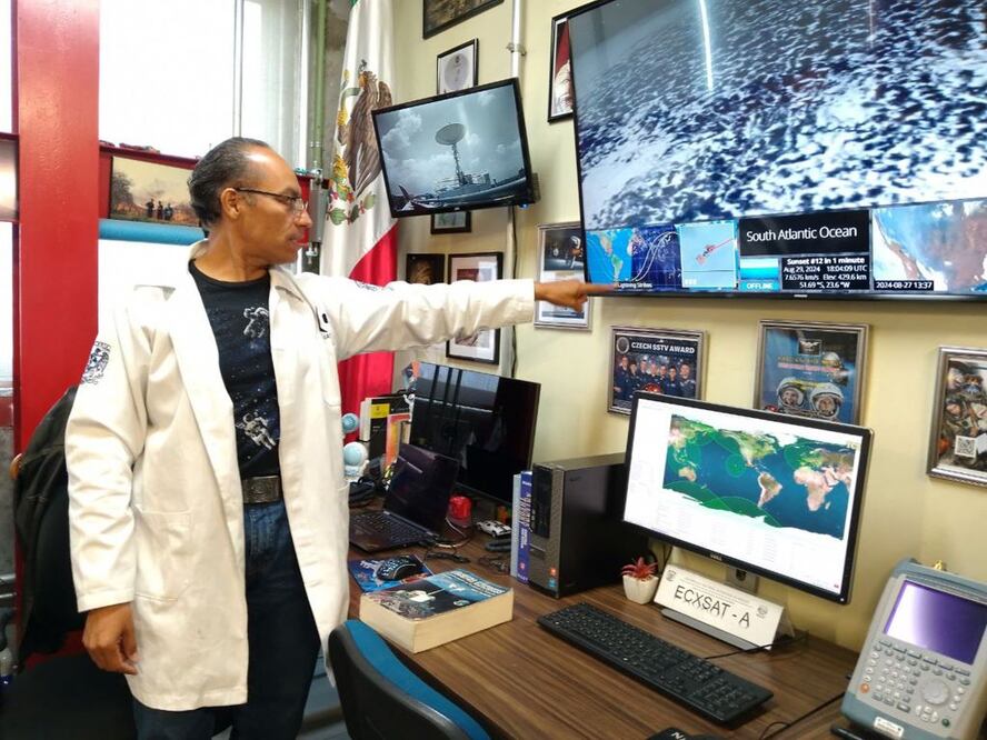 Investigadores de la UNAM Juriquilla desarrollan nanosatélites. Foto: Domingo Valdez