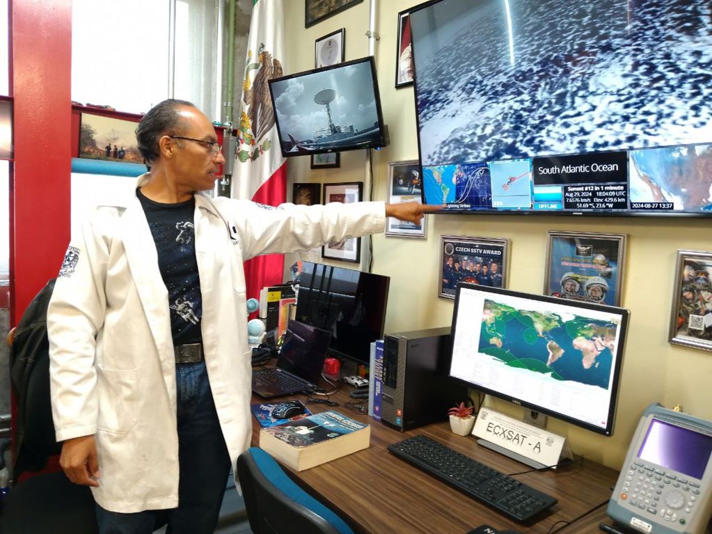 Investigadores de la UNAM Juriquilla desarrollan nanosatélites. Foto: Domingo Valdez