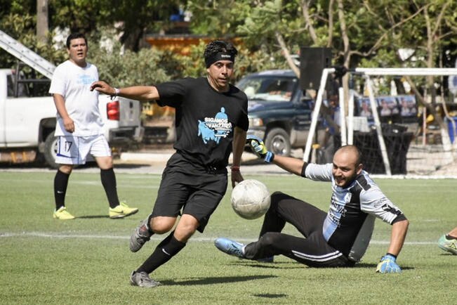 El candidato participó en un partido junto a ex futbolistas profesionales.