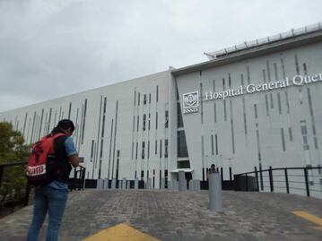 Personal baja cadáveres por escaleras del ISSSTE Querétaro 