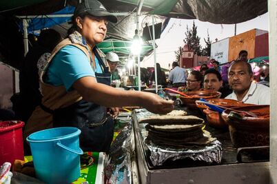 Devuelve juez lugar a vendedores de comida 
