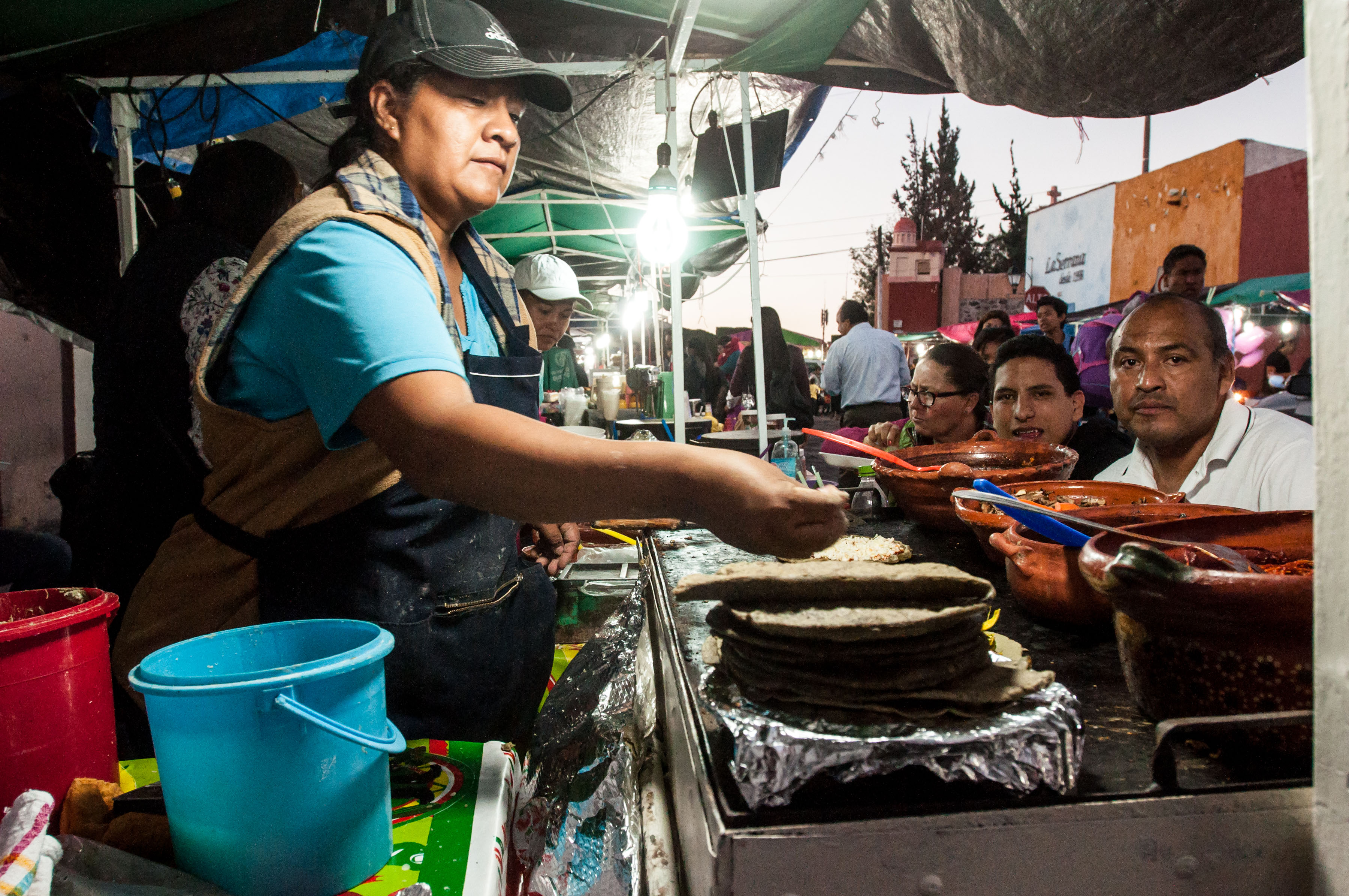 Devuelve juez lugar a vendedores de comida
