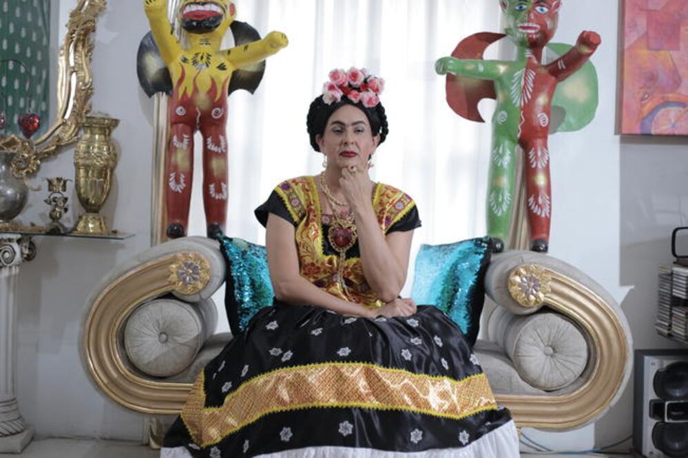 El actor tiene varios meses investigando con obsesión, elaborando a detalle vestuario y accesorios semejantes a los que usaba Magdalena Carmen Frida Kahlo Calderón. (FOTOS: GONZALO IBÁÑEZ. EL UNIVERSAL)