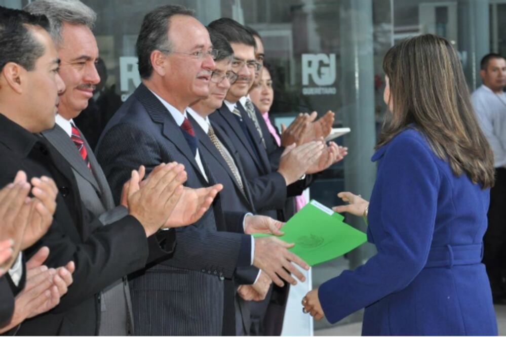 Recibe reconocimientos personal de PGJ