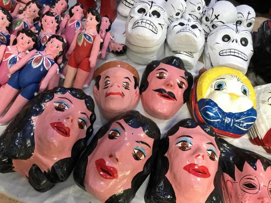 Las tradicionales máscaras de cartón le dan el color y vida a los puestos donde esperan ser compradas por los paseantes.