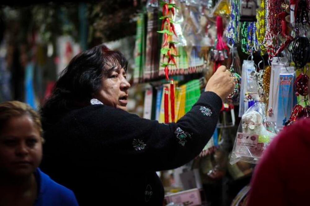 Las costumbres para despedir al año viejo y recibir al nuevo son variadas, incluyen guardar un billete en la cartera durante la Noche Vieja y no gastarlo durante todo el año (OBTURE PRESS)