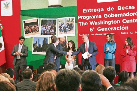 Entregan becas de programa de gobierno