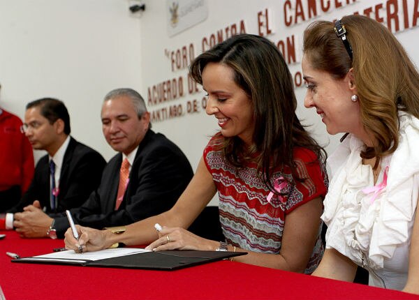 Firman convenio para salud femenina