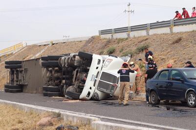 Vuelca camión cargado de suavizante 