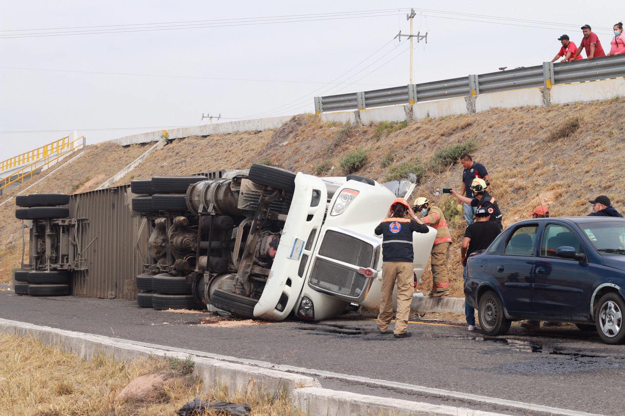 Vuelca camión cargado de suavizante