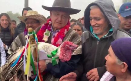AMLO ya tiene guajolote; le regalaron el ave durante gira por Oaxaca