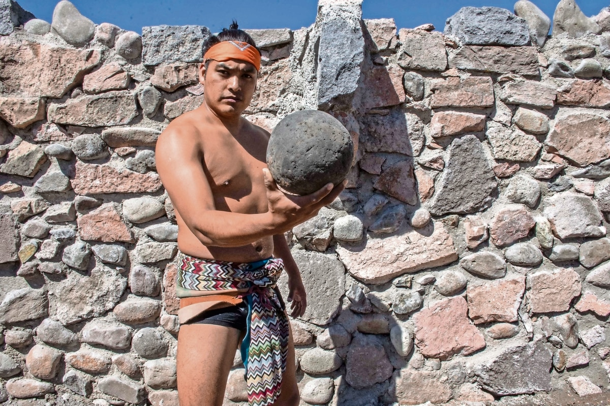 Juego de pelota: una tradición que rescata vidas