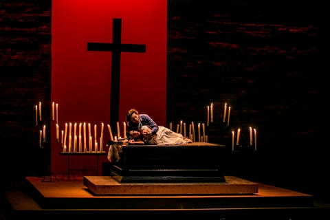 A cuenta gotas, la ópera se expande