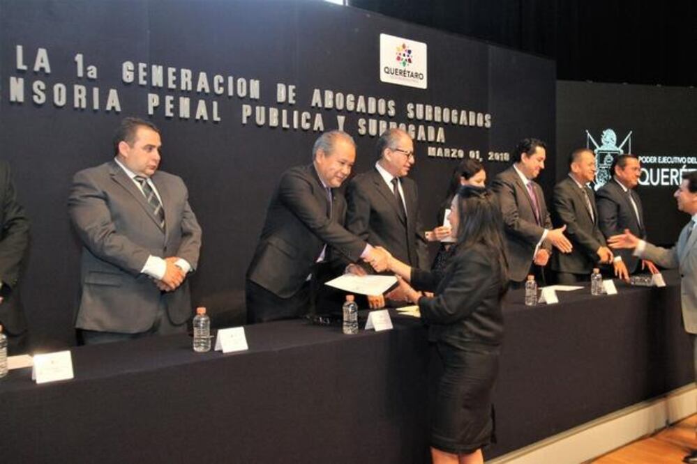 Los 55 licenciados en derecho que fueron certificados en el nuevo modelo de justicia penal acusatorio estarán capacitados para desarrollarse como defensores de oficio en el estado. (ESPECIAL)