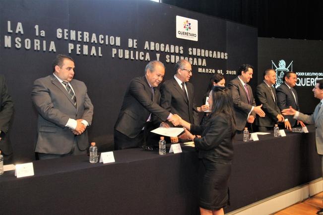 Los 55 licenciados en derecho que fueron certificados en el nuevo modelo de justicia penal acusatorio estarán capacitados para desarrollarse como defensores de oficio en el estado. (ESPECIAL)