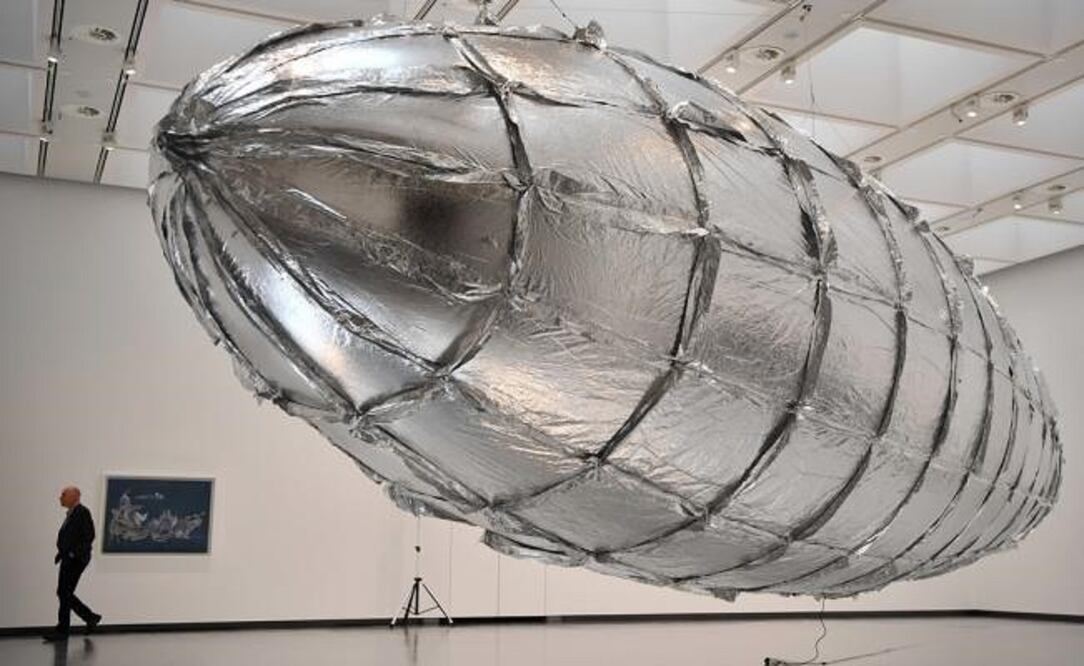Un hombre pasa al lado de "Willing To Be Vulnerable", obra que forma parte de la exposición de Lee Bul en la Hayward Gallery. Foto: AFP / Ben Stansall