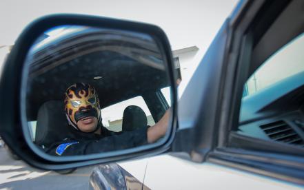 ¡Las dos caras de la moneda! Policía, rudo en el ring y técnico en las calles 
