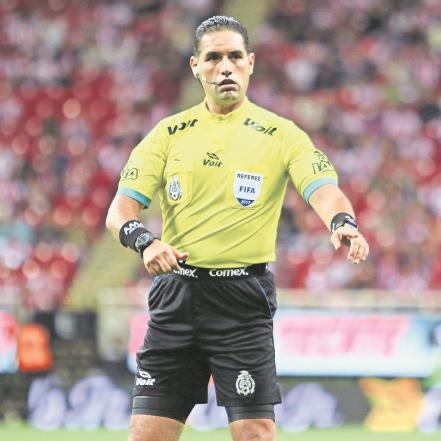 Brizio saca tarjeta roja directa
