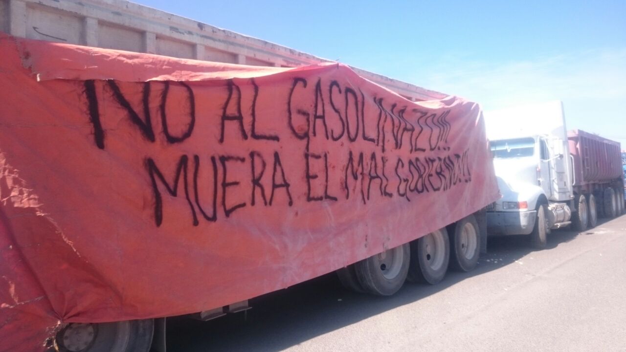 Transportistas se manifiestan contra 'gasolinazo' en Huimilpan