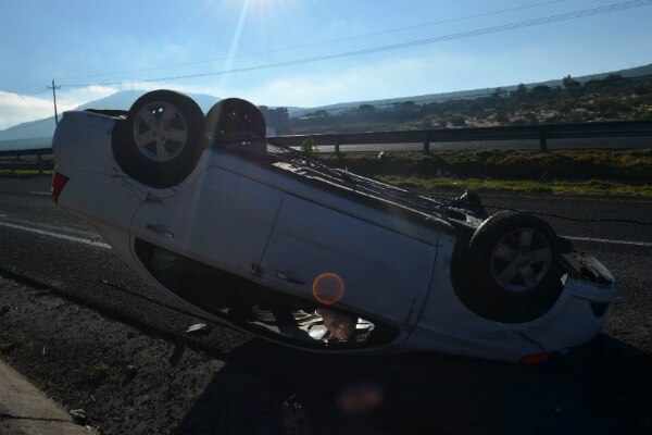 Vuelca auto en Libramiento Surponiente
