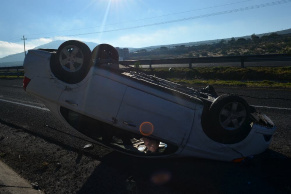 Vuelca auto en Libramiento Surponiente