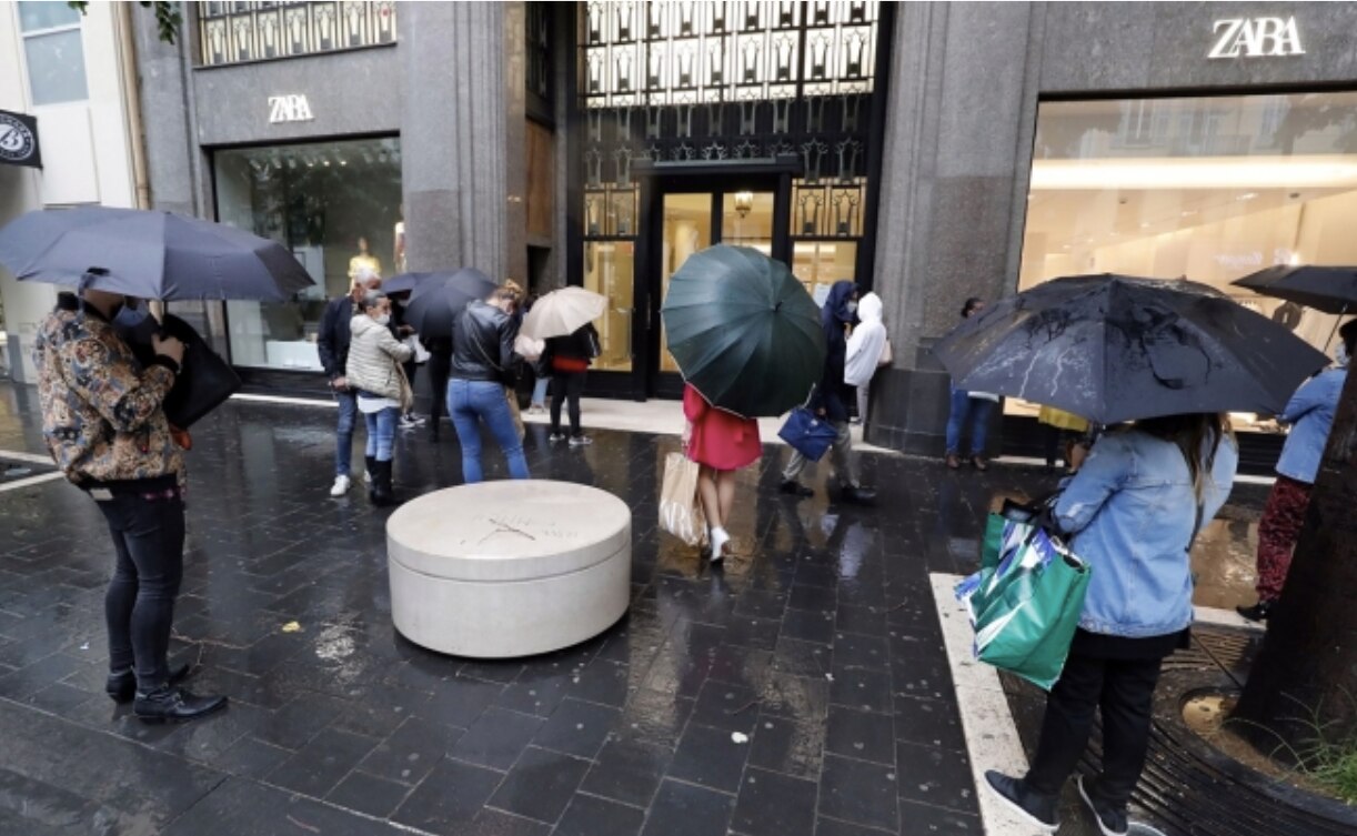 Largas filas en tiendas de ropa de Francia tras gradual reapertura de comercios