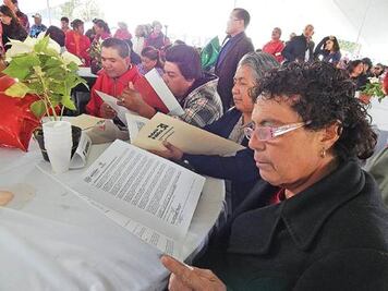 Entregan 100 lotes a trabajadores 