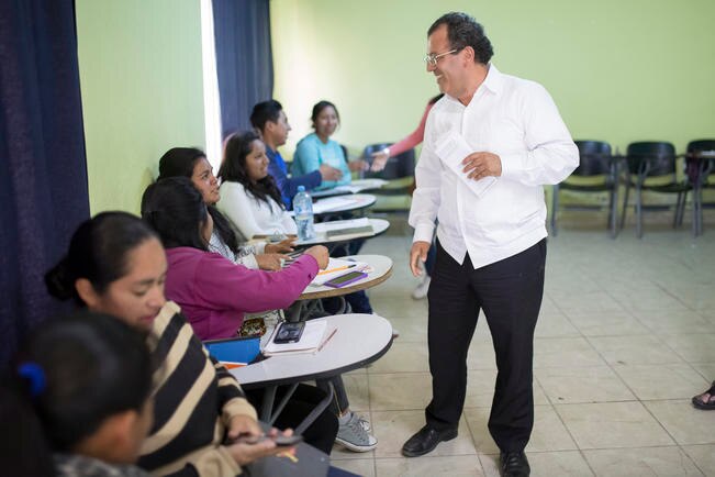 En la visita del candidato, los alumnos del colegio lamentaron la falta de oportunidades para acceder a una beca. FOTO: ESPECIAL.