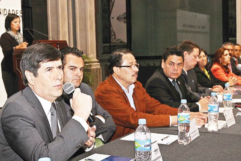 Piden destitución de Castillo Williars