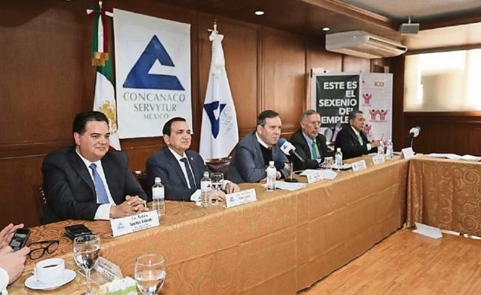 La Confederación de Cámaras Nacionales de Comercio, Servicios y Turismo (Concanaco), encabezada por Enrique Solana Sentíes, advirtió que los aumentos en la electricidad impactarían en los precios de productos y servicios. (CORTESÍA)